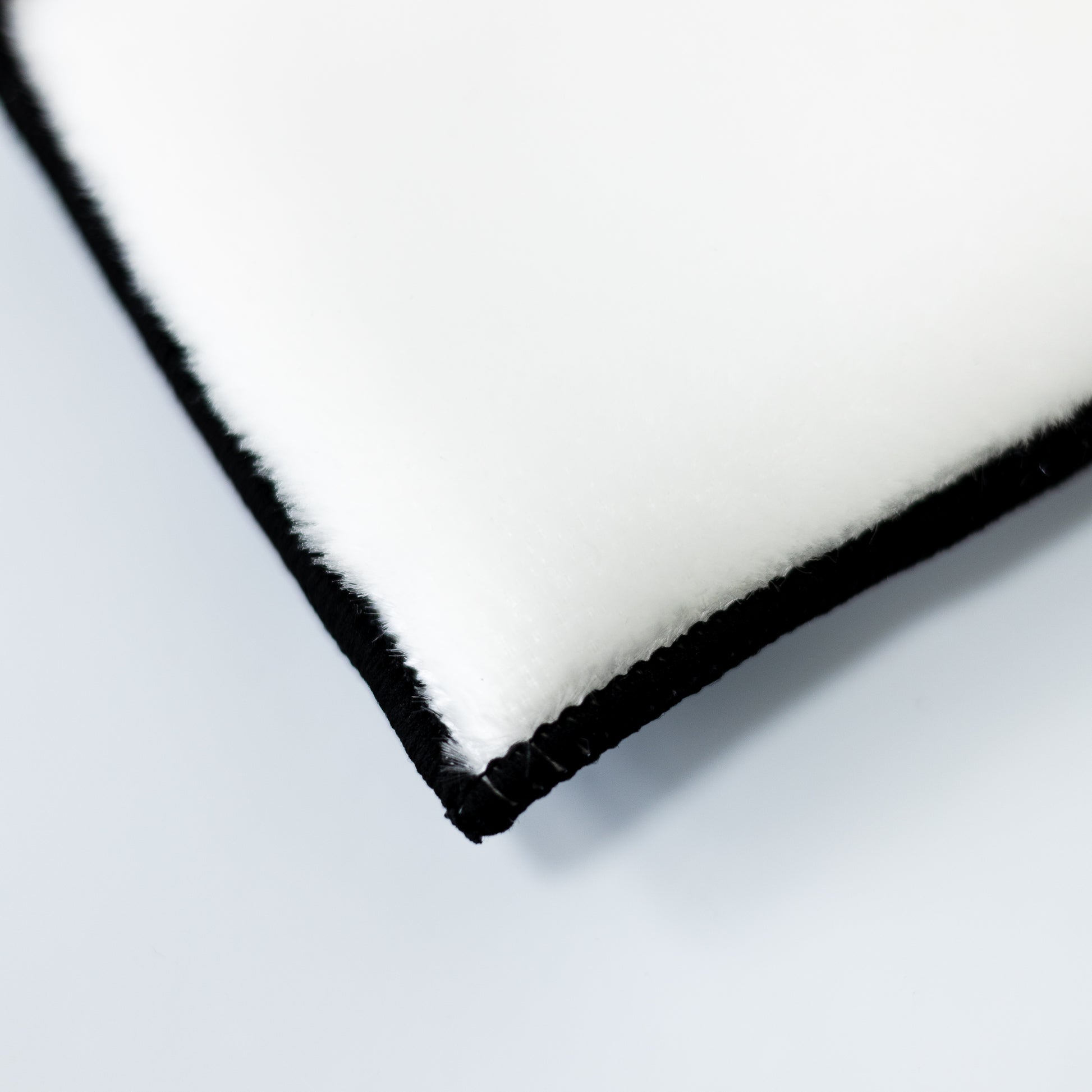 Čistiaca hubka na kožu, textil a plast