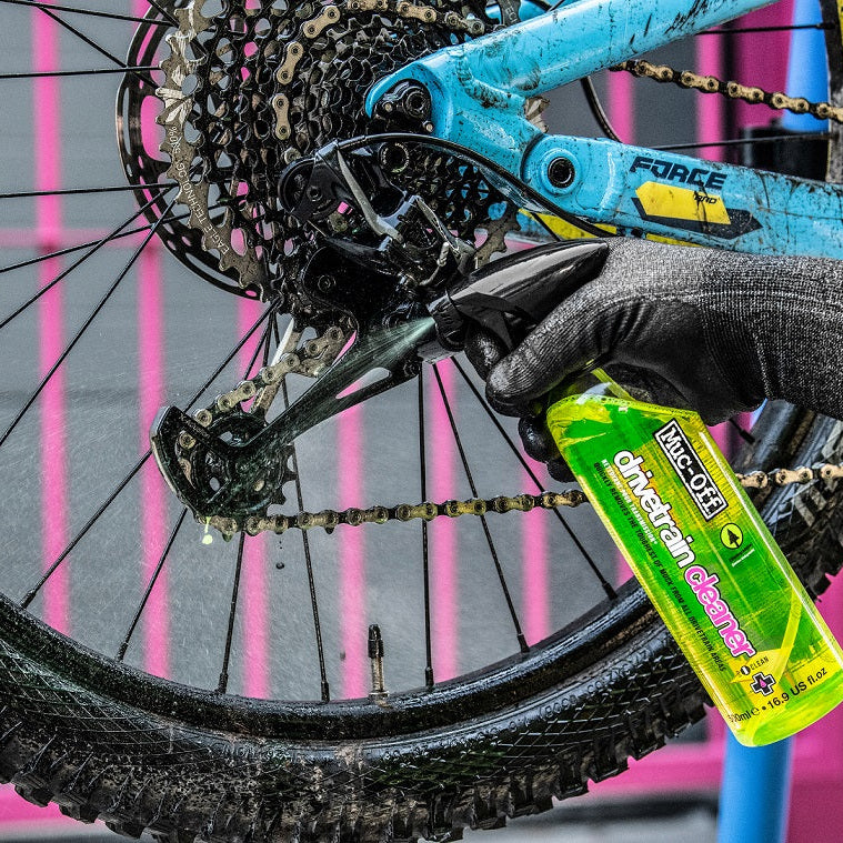 Muc-Off Bio Drivetrain Cleaner 500 ml – odmasťovač pohonu